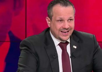 توقيف الصحفي مهدي غزار في باريس يثير التساؤلات حول أسباب الإدراج الأمني