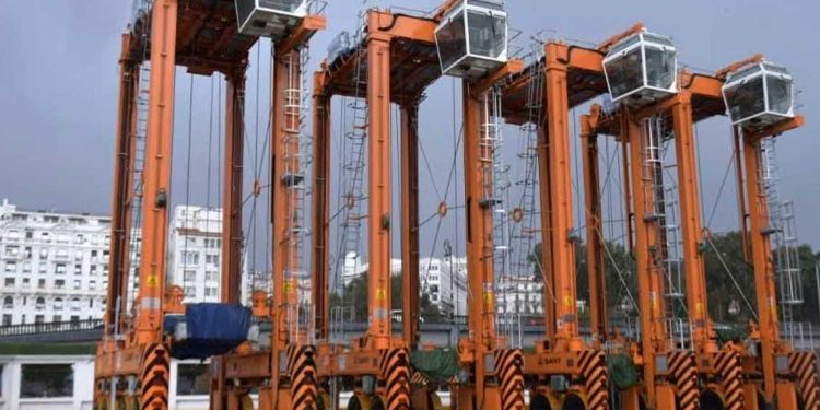 رفع قدرات ميناء الجزائر بستّ آليات مناولة جديدة