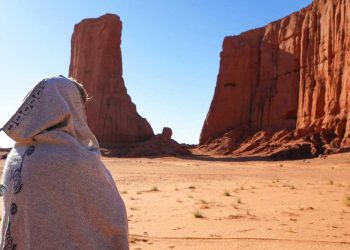 حرارة الاستقبال وكرم الضيافة…مسؤول امريكي رفيع في زيارة الى صحراء الجزائر