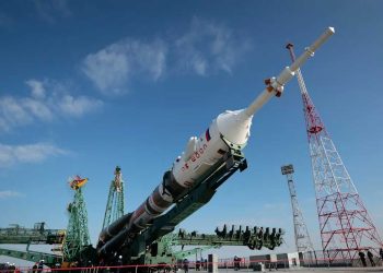 صاروخ روسي يعيد رائد فضاء أمريكي إلى الأرض