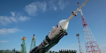 صاروخ روسي يعيد رائد فضاء أمريكي إلى الأرض