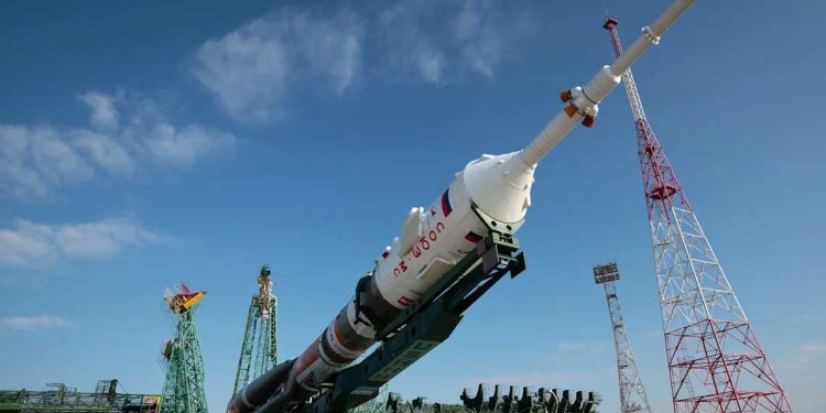 صاروخ روسي يعيد رائد فضاء أمريكي إلى الأرض