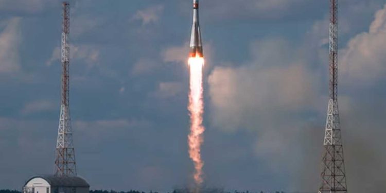 صواريخ روسية تنقل ثلاثة أقمار إيرانية إلى الفضاء