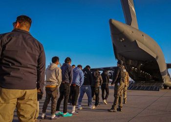 الولايات المتحدة ترحّل نحو 50 مواطنًا إيرانيًا وعربيًا على طائرة مستأجرة