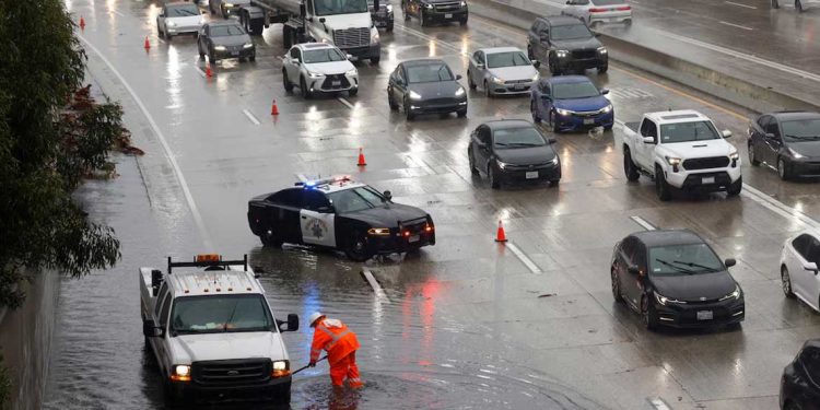 عاصفة خطيرة تضرب جنوب كاليفورنيا وتحذيرات من خطر على الحياة