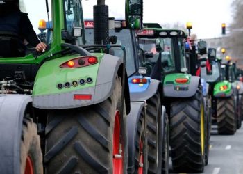 فرنسا …تصاعد احتجاجات ريفية بسبب ذبح الأبقار المصابة