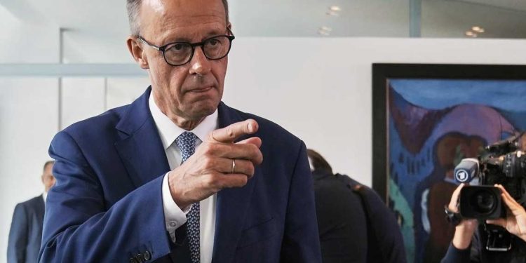 ميرتس…ألمانيا تخفض أعداد طالبي اللجوء بنسبة 50% وتشدّد سياسات الهجرة