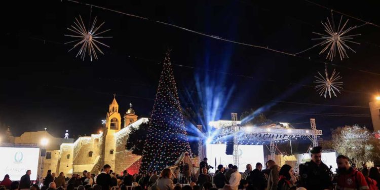 فلسطين …إضاءة شجرة عيد الميلاد في كنيسة المهد