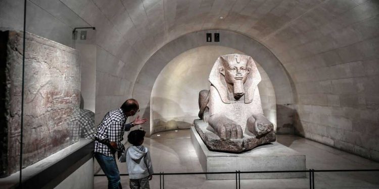 متحف اللوفر …تسرب مياه يتلف كتب مصرية نادرة