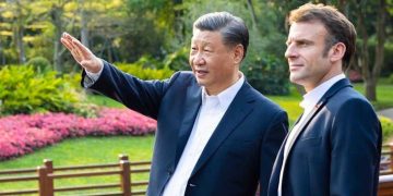 ماكرون يهدد الصين بفرض رسوم جمركية