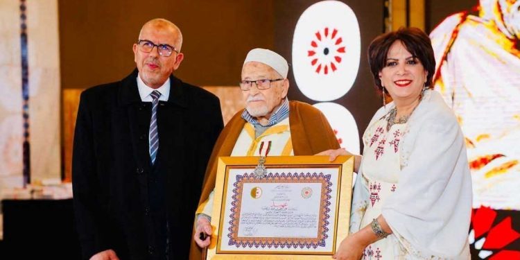 من هو المفكر و الفيلسوف الذي كرمه تبون ؟