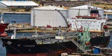 أسعار النفط ترتفع بعد قرار ترامب فرض حصار كامل على ناقلات فنزويلا