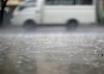 الأرصاد الجوية تحذر من أمطار غزيرة بعدة ولايات