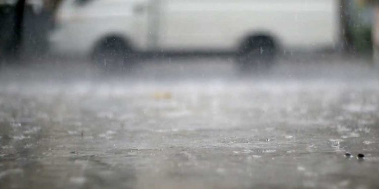 الأرصاد الجوية تحذر من أمطار غزيرة بعدة ولايات