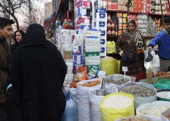 إيران…تحذير من احتكار السلع وسط إصلاحات الدعم