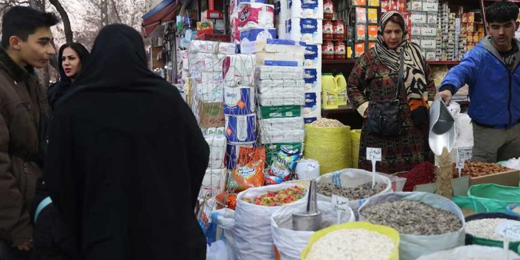 إيران…تحذير من احتكار السلع وسط إصلاحات الدعم