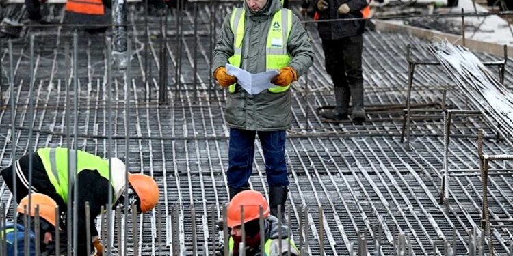 روسيا تحدد سقف العمالة الأجنبية في مشاريع البناء بـ50%