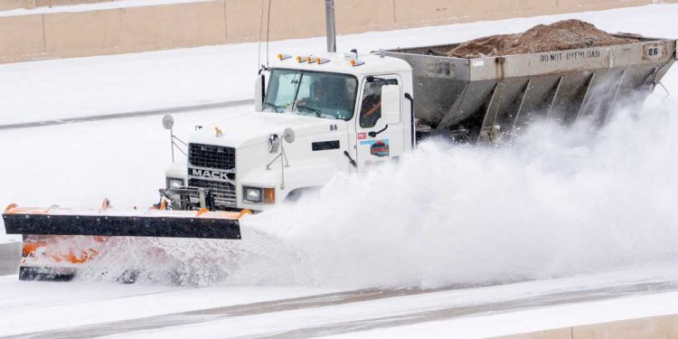 الولايات المتحدة…عواصف شتوية تاريخية تشلّ حركة الطيران وتقطع الكهرباء عن مئات الآلاف
