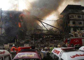 باكستان….حريق يخلّف 11 قتيلاً وأكثر من 60 مفقوداً