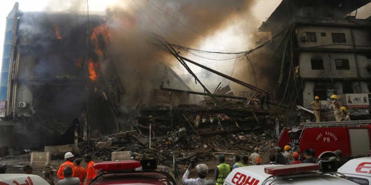 باكستان….حريق يخلّف 11 قتيلاً وأكثر من 60 مفقوداً