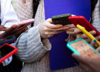 بريطانيا تطلق مشاورات لحظر وسائل التواصل للأطفال