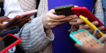 بريطانيا تطلق مشاورات لحظر وسائل التواصل للأطفال