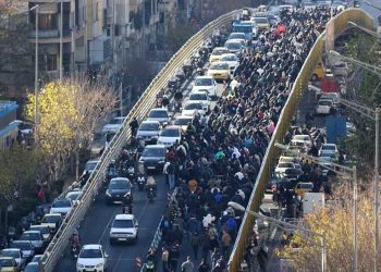 توسع الاحتجاجات الإيرانية مع تسجيل أولى الوفيات