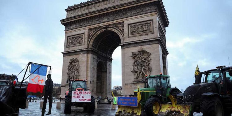 جرارات الغضب…مزارعون فرنسيون يغزون قلب باريس احتجاجًا على «ميركوسور»