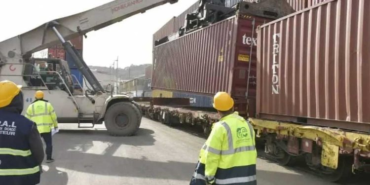 سلاسل التوزيع…انطلاق أول عملية نقل حاويات بالقطار إنطلاقا من ميناء