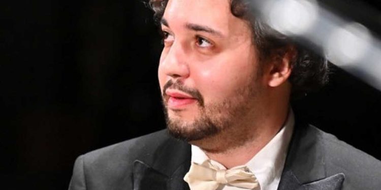 لندن تحتفي بعازف جزائري… يانيس طالب يقدم مقطوعاته في حفل موسيقي مميز