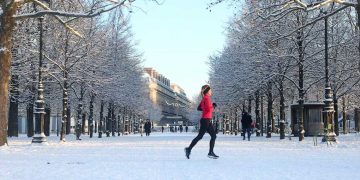 موجة برد تضرب أوروبا وتفاقم اضطرابات النقل الجوي والبري