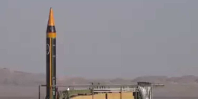 الحرس الثوري الإيراني يكشف عن صاروخ “خرمشهر 4”