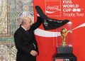 الرئيس الجزائري يستعرض مجسم كأس العالم 2026
