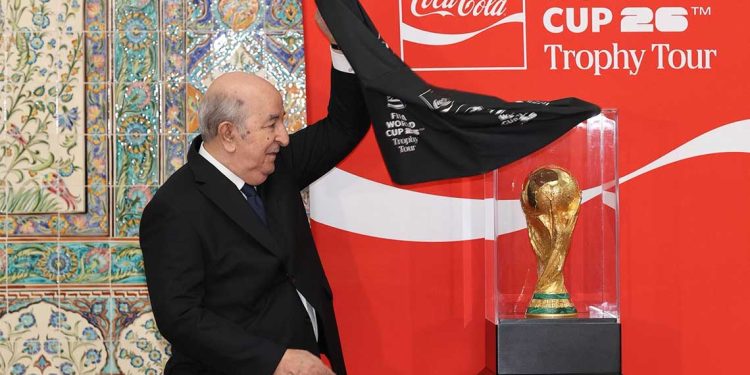 الرئيس الجزائري يستعرض مجسم كأس العالم 2026