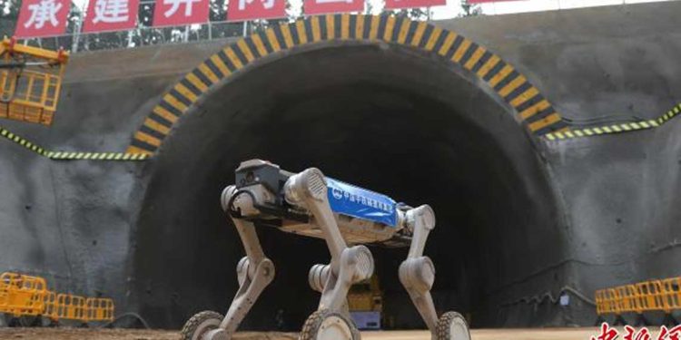 الصين…كلب آلي يشارك في البناء الذكي لأنفاق السكك الحديدية