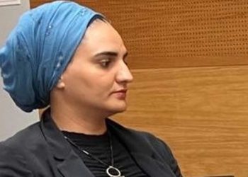 بسبب تغريدة…فرنسا تسجن الناشطة أميرة زعيتر