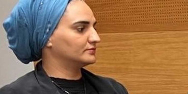 بسبب تغريدة…فرنسا تسجن الناشطة أميرة زعيتر