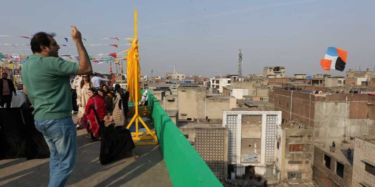 فرح الطفولة القديمة…الطائرات الورقية تحلق مجددًا فوق لاهور