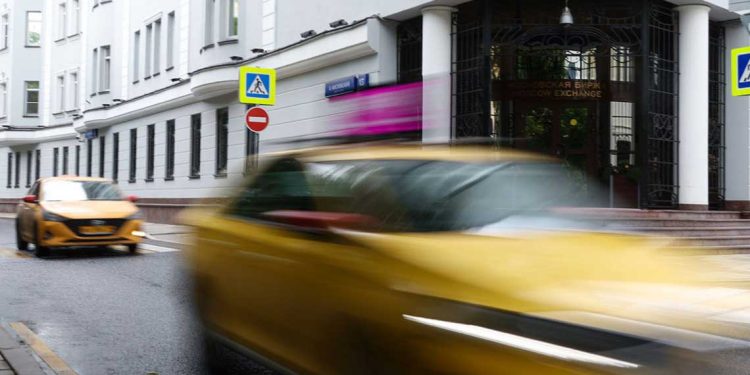 بورصة موسكو تختبر إطلاق تداول العملات المشفرة