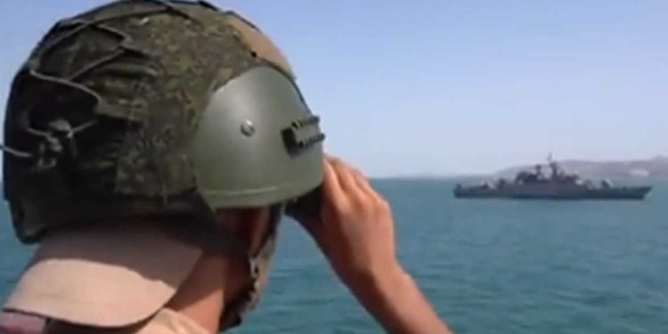 خليج عُمان…روسيا وإيران تجريان مناورات بحرية