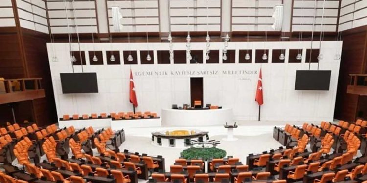 شجار عنيف في البرلمان التركي خلال أداء اليمين