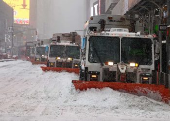 شلل الساحل الشرقي للولايات المتحدة بعاصفة شتوية قوية