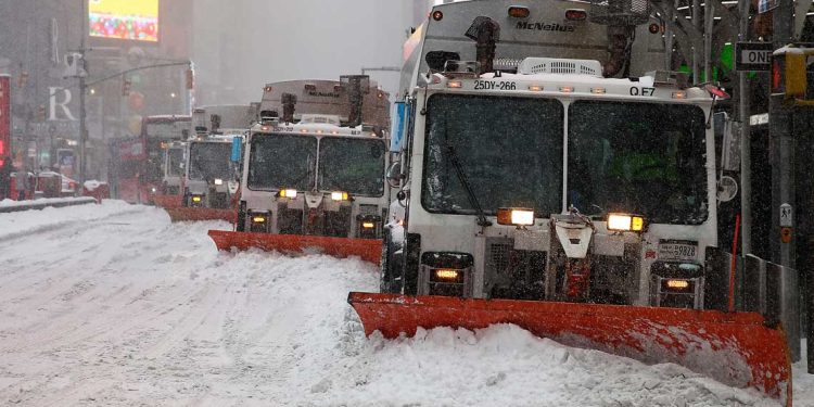 شلل الساحل الشرقي للولايات المتحدة بعاصفة شتوية قوية