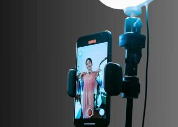 عصر “السينما العمودية”…كيف تحولت شاشة الهاتف إلى منجم ذهب ؟