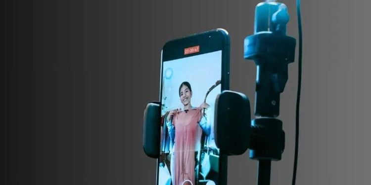 عصر “السينما العمودية”…كيف تحولت شاشة الهاتف إلى منجم ذهب ؟