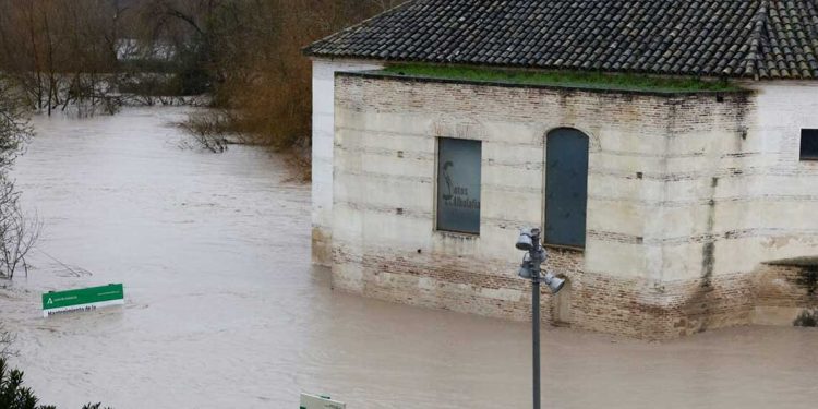 عواصف غزيرة تضرب إسبانيا والبرتغال وتغمر الحقول بالمياه