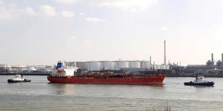 فرنسا تسمح لناقلة نفط روسية بمغادرة مياهها