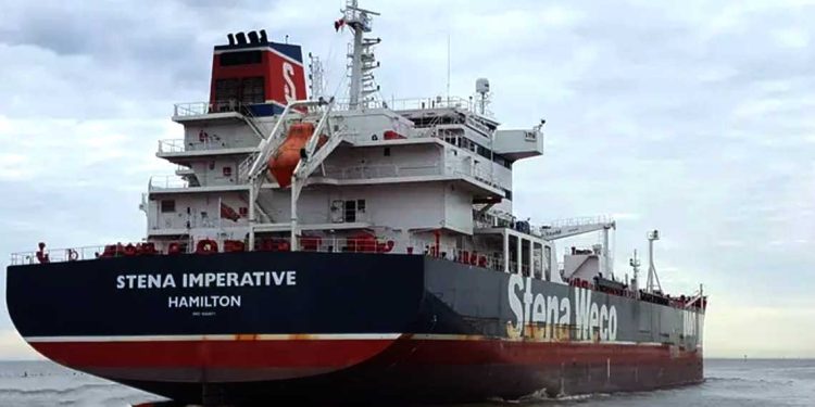 مضيق هرمز…زوارق إيرانية تقترب من ناقلة أمريكية