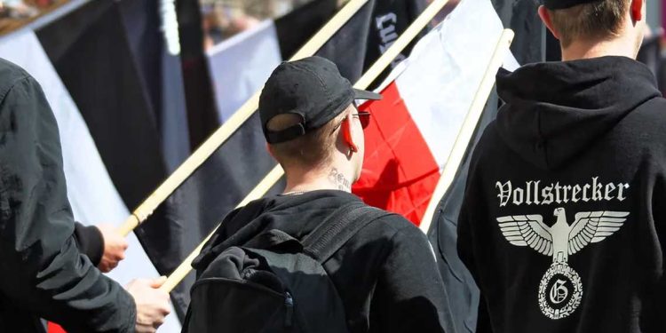 ميشيل كولون يحذر…”نازية جديدة” تغزو فرنسا بغطاء إعلامي