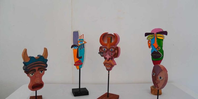 وفد صربي يزور قصر الثقافة ويطلع على المعرض الفني